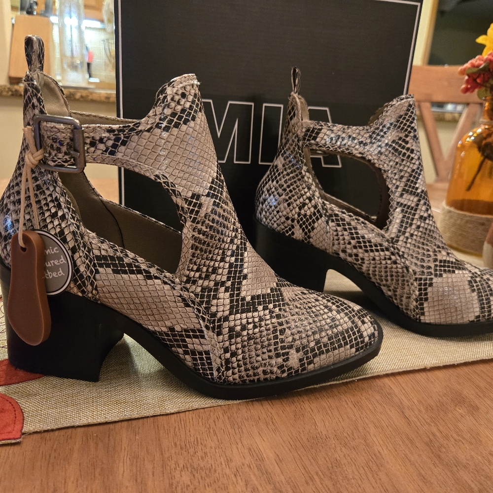Mia Eden bootie snake print size 8